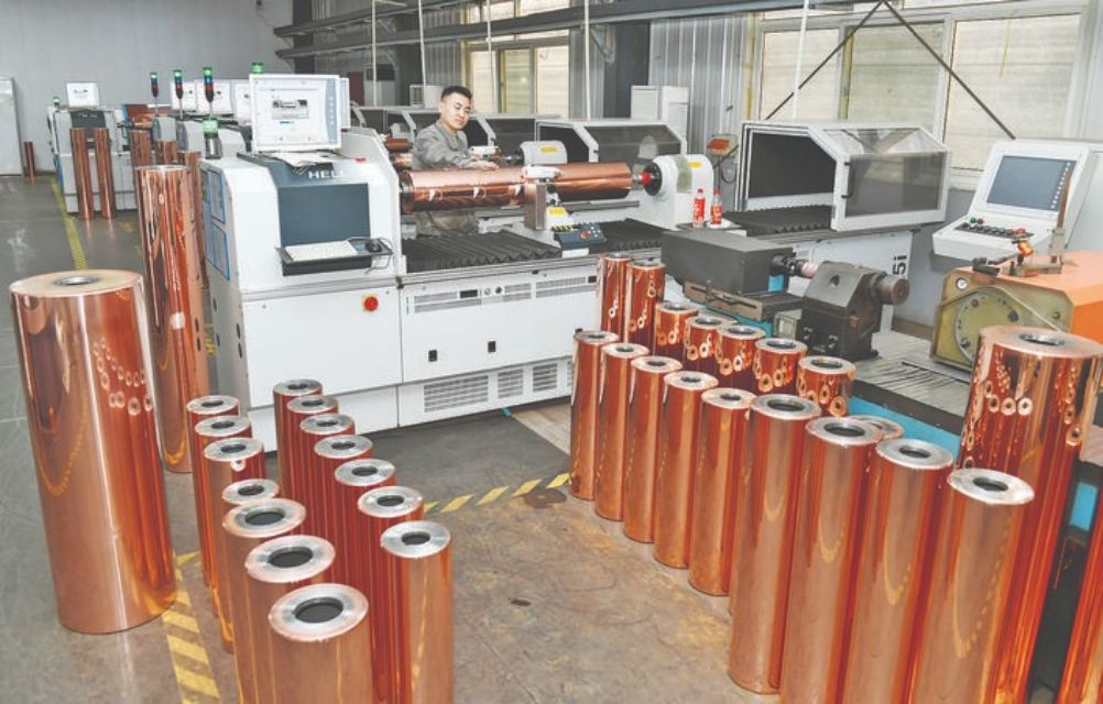 3月1日，稷山县翟店印刷包装文化产业园区，运城锐宝制版有限公司工人在加工 ...