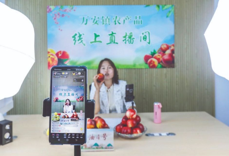 7月3日，新绛县万安镇“新手”农民主播在网上销售油桃。 

万安镇油桃产 ...