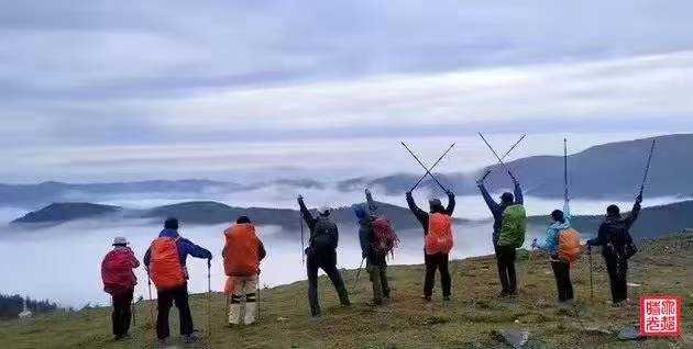 随笔：
                   登山与徒步

    朋友问：“你平时的解压方式是 ...