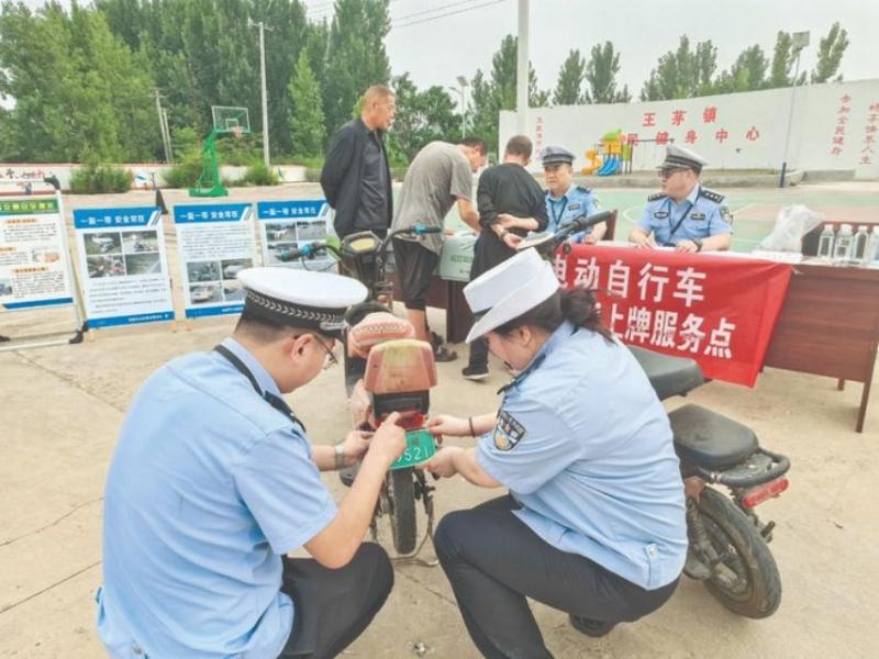 7月10日，垣曲交警大队启动“流动车管所”，采取“走出去”的方式，联合王 ...