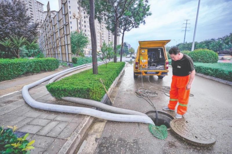 本轮雷阵雨天气，运城市管理局排水服务中心出动1000余名工作人员，对中心城 ...