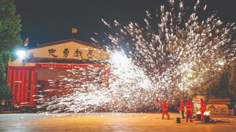 “打铁花”给平陆“庆丰收”消夏美食周增添了亮点。

8月2日晚，一场传统非 ...