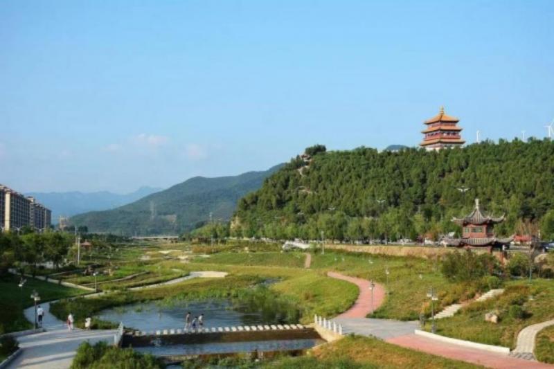 季夏时节傍晚时分，沐浴着习习晚风，跟随几位中老年朋友在亳清河县城段一边 ...