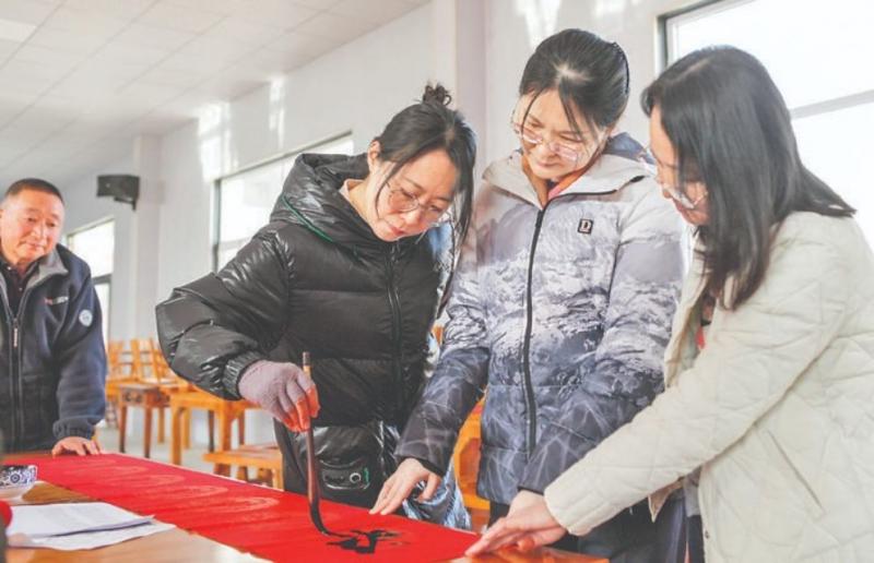 盐湖区文化馆书法培训班师生在牛庄村挥毫泼墨