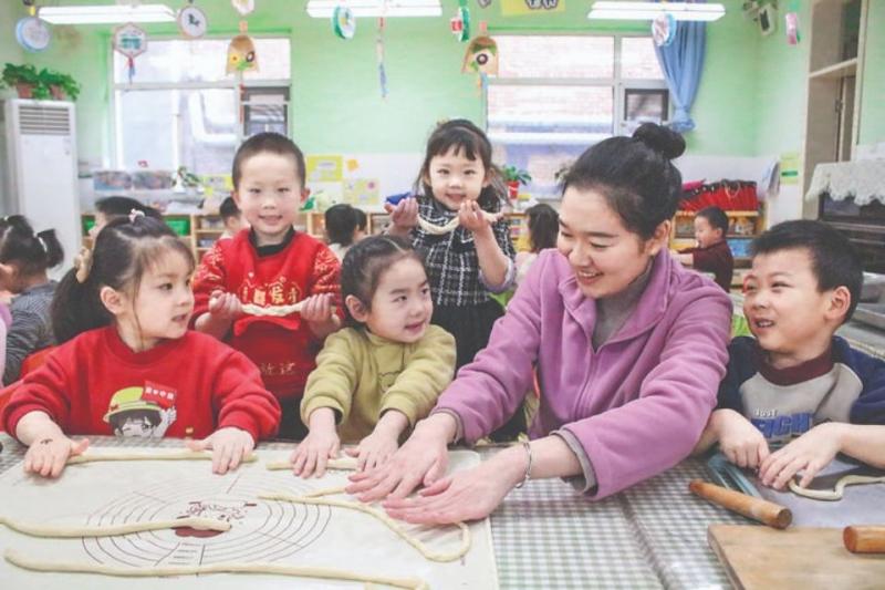 苗圃幼儿园小朋友们挽起袖子搓麻花