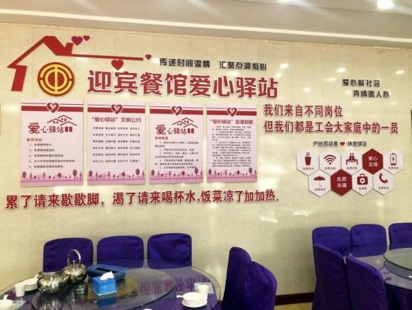迎宾餐馆春霞的人品就像是一坛陈酿的老酒