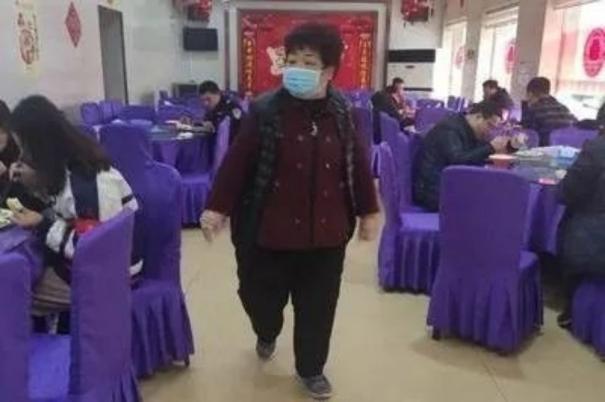 迎宾餐馆春霞的人品就像是一坛陈酿的老酒