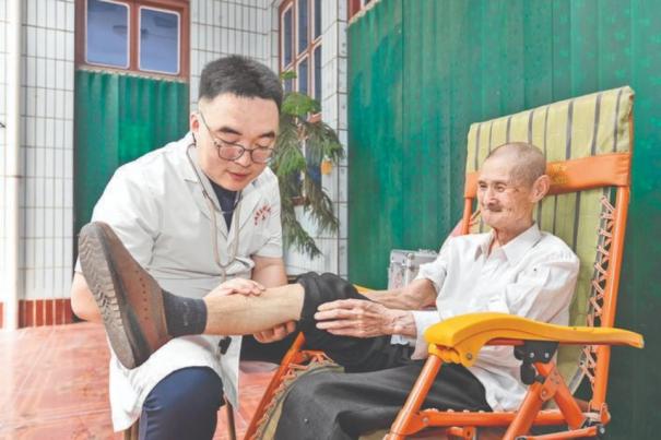 村民“健康守门人”大学生村医郭田烨