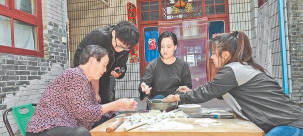 永济栲栳镇：大学生干部入户做“百家饭” 烟火气中暖民心